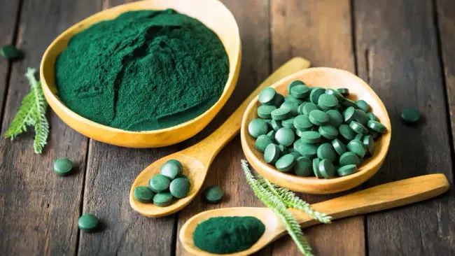 Spirulina: benefici, controindicazioni e integratori