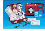 CASSETTA PRONTO SOCCORSO FAMILY PER CAMPEGGIO, BRICOLAGE, CASA E UFFICIO. CONTENITORE IN ABS ANTIURTO CON SUPPORTO PER IL FISSAGGIO ALLA PARETE