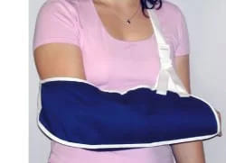 REGGIBRACCIO SEMPLICE MISURA GRANDE. CONSENTE L'IMMOBILIZZAZIONE IN POSIZIONE CORRETTA DEL BRACCIO NEI CASI DI SLOGATURE, TRAUMI ED INGESSATURE