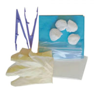 SET PER MEDICAZIONE MEDIUM CONTENENTE PINZA AD ANELLI, PINZA ANATOMICA, 4 TAMPONI, SACCHETTO DI CARTA PER RESIDUI, TELO IMPERMEABILE/ASSORBENTE, 2 GUANTI IN LATTICE