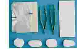 SET PER MEDICAZIONE MEDIUM CONTENENTE PINZA AD ANELLI, PINZA ANATOMICA, 4 TAMPONI, SACCHETTO DI CARTA PER RESIDUI, TELO IMPERMEABILE/ASSORBENTE, 2 GUANTI IN LATTICE
