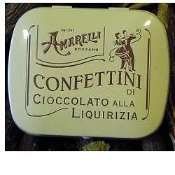 CONFETTINI DI FINISSIMO CIOCCOLATO AL LATTE ALLA LIQUIRIZIA 24 PEZZI SCATOLA DI METALLO 20 G CONFETTINI DI FINISSIMO CIOCCOLATO AL LATTE ALLA LIQUIRIZIA 24 PEZZI SCATOLA DI METALLO 20 G