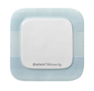 MEDICAZIONE BIATAIN IN SCHIUMA DI POLIURETANO A RILASCIO DI ARGENTO CON BORDO ADESIVO IN SILICONE 7,5X7,5 CM 5 PEZZI