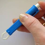 Pinzetta rimuovi zecche in plastica, blister singolo