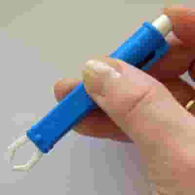Pinzetta rimuovi zecche in plastica, blister singolo