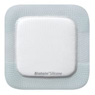 MEDICAZIONE BIATAIN IN SCHIUMA DI POLIURETANO CON BORDO ADESIVO IN SILICONE 17,5X17,5 CM 5 PEZZI