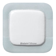 MEDICAZIONE BIATAIN IN SCHIUMA DI POLIURETANO CON BORDO ADESIVO IN SILICONE 12,5X12,5 CM 10 PEZZI