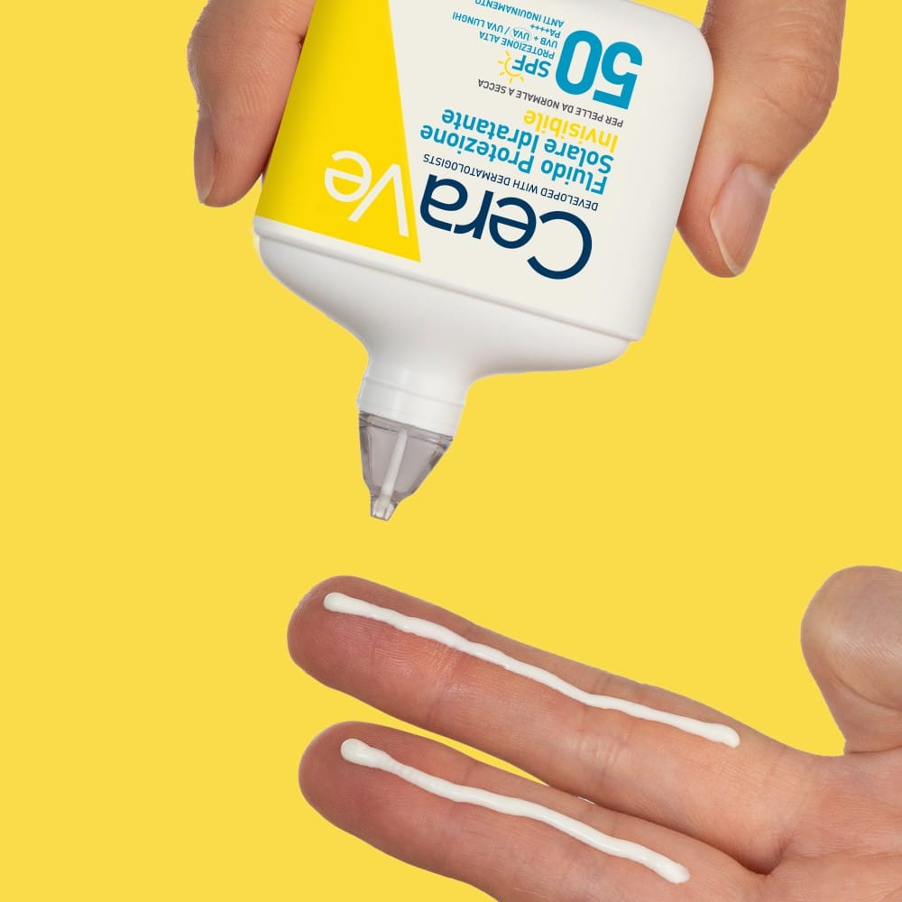 CeraVe Fluido Protezione Solare Idratante Invisibile SPF50, protezione alta, texture leggera invisibile sulla pelle, per pelle da normale a secca, 50ml