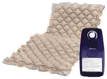 MATERASSO ANTIDECUBITO AD ARIA CON POMPA BASIC FORMATO DA CELLE A BOLLA CHE SI GONFIANO, POMPA IN DOTAZIONE, A CICLO ALTERNATO. MUNITO DI RISVOLTI PER FISSAGGIO AL MATERASSO