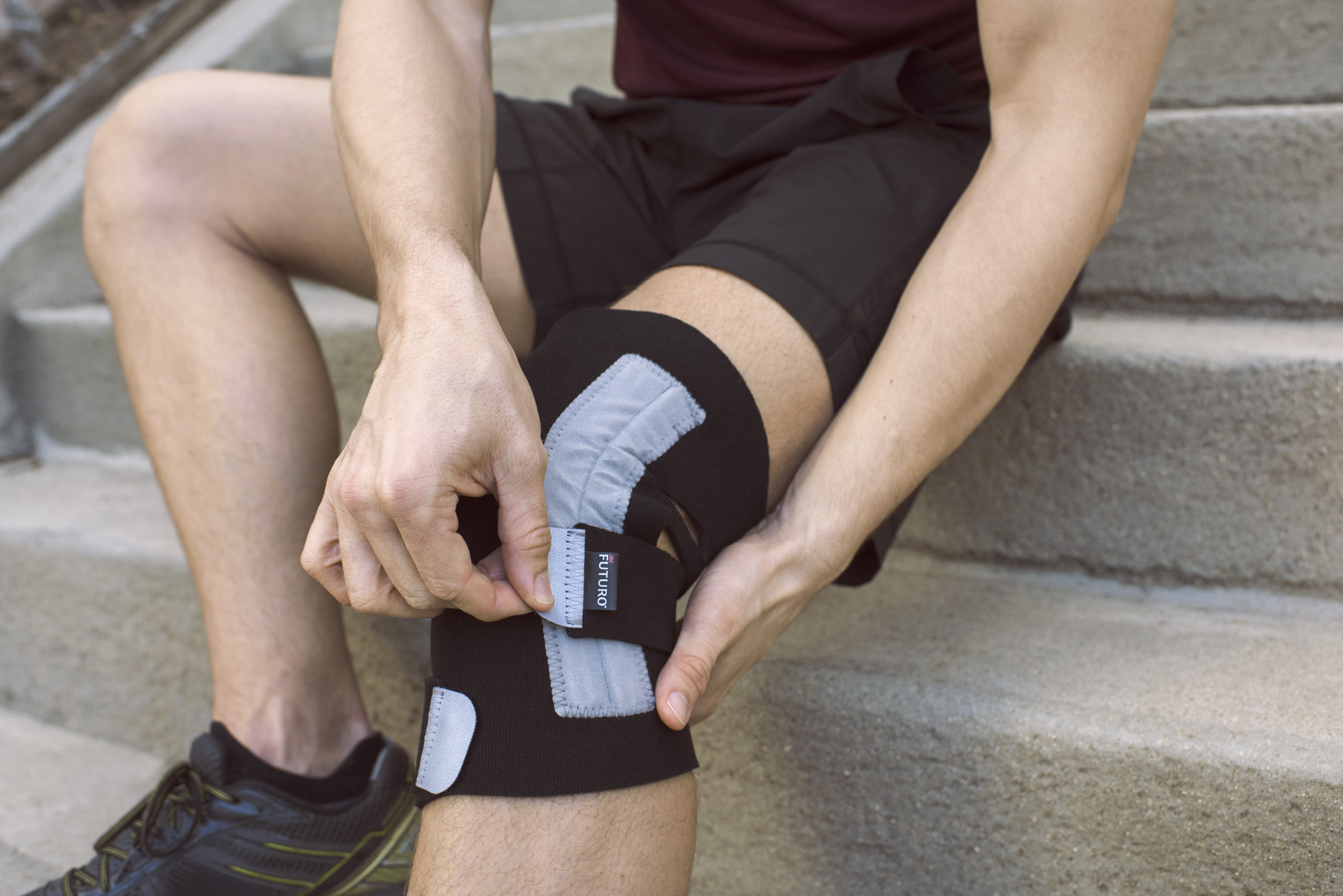 STABILIZZATORE REGOLABILE PER GINOCCHIO FUTURO SPORT