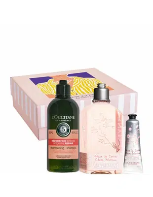 COFANETTO RILASSANTE 1 SHAMPOO RIPARATORE INTENSO 300 ML + 1 GEL DOCCIA FIORI DI CILIEGIO 250 ML + 1 CREMA MANI FIORI DI CILIEGIO 30 ML COFANETTO RILASSANTE 1 SHAMPOO RIPARATORE INTENSO 300 ML + 1 GEL DOCCIA FIORI DI CILIEGIO 250 ML + 1 CREMA MANI FIORI DI CILIEGIO 30 ML