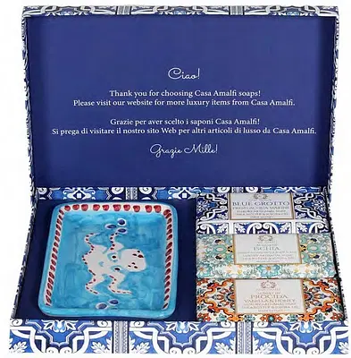 CASA AMALFI BLUE MAIOLICA CONFEZIONE REGALO 1 SAPONE BLUE GROTTO 150 G + 1 SAPONE SUNSET IN PROCIDA 150 G + 1 SAPONE ACQUA DI ISCHIA 150 G + 1 PIATTO SAPONE CERAMICA CASA AMALFI BLUE MAIOLICA CONFEZIONE REGALO 1 SAPONE BLUE GROTTO 150 G + 1 SAPONE SUNSET IN PROCIDA 150 G + 1 SAPONE ACQUA DI ISCHIA 150 G + 1 PIATTO SAPONE CERAMICA