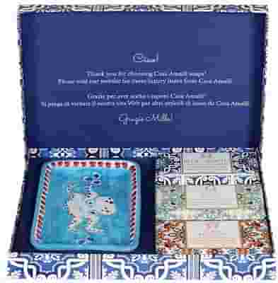 CASA AMALFI BLUE MAIOLICA CONFEZIONE REGALO 1 SAPONE BLUE GROTTO 150 G + 1 SAPONE SUNSET IN PROCIDA 150 G + 1 SAPONE ACQUA DI ISCHIA 150 G + 1 PIATTO SAPONE CERAMICA