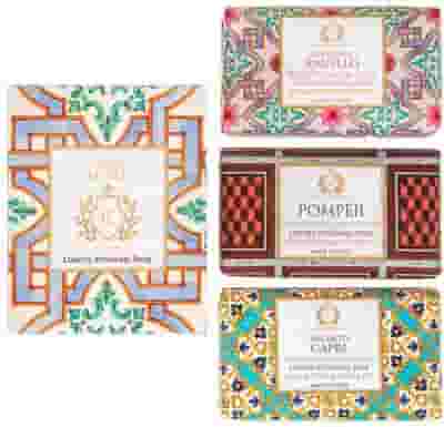 CASA AMALFI PINK MAIOLICA SAPONE BOX 1 GIARDINI DI RAVELLO 150 G + 1 TAKE ME TO CAPRI 150 G + 1 POMPEII SCRUB CORPO BALMY 150 G